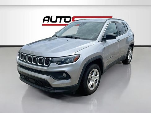 Used 2023 Jeep Compass Latitude w/ Convenience Group AWD/4WD image 3