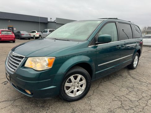 Used 2009 Chrysler Town & Country Touring image 3