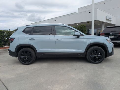 New 2026 Volkswagen Taos SE FWD image 3