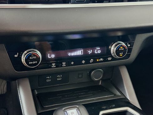 Used 2025 Mitsubishi Outlander SE image 24