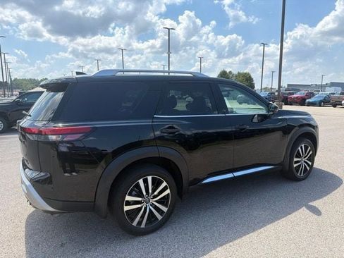 Used 2025 Nissan Pathfinder Platinum w/ Black Appearance Package AWD/4WD image 18
