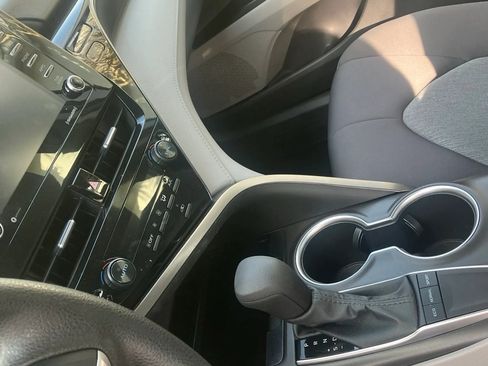 Used 2022 Toyota Camry LE image 5