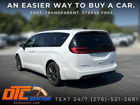 Used 2025 Chrysler Pacifica Limited FWD image 5
