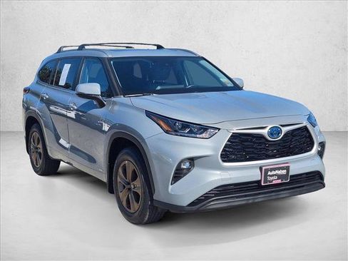 Used 2023 Toyota Highlander Bronze Edition image 3