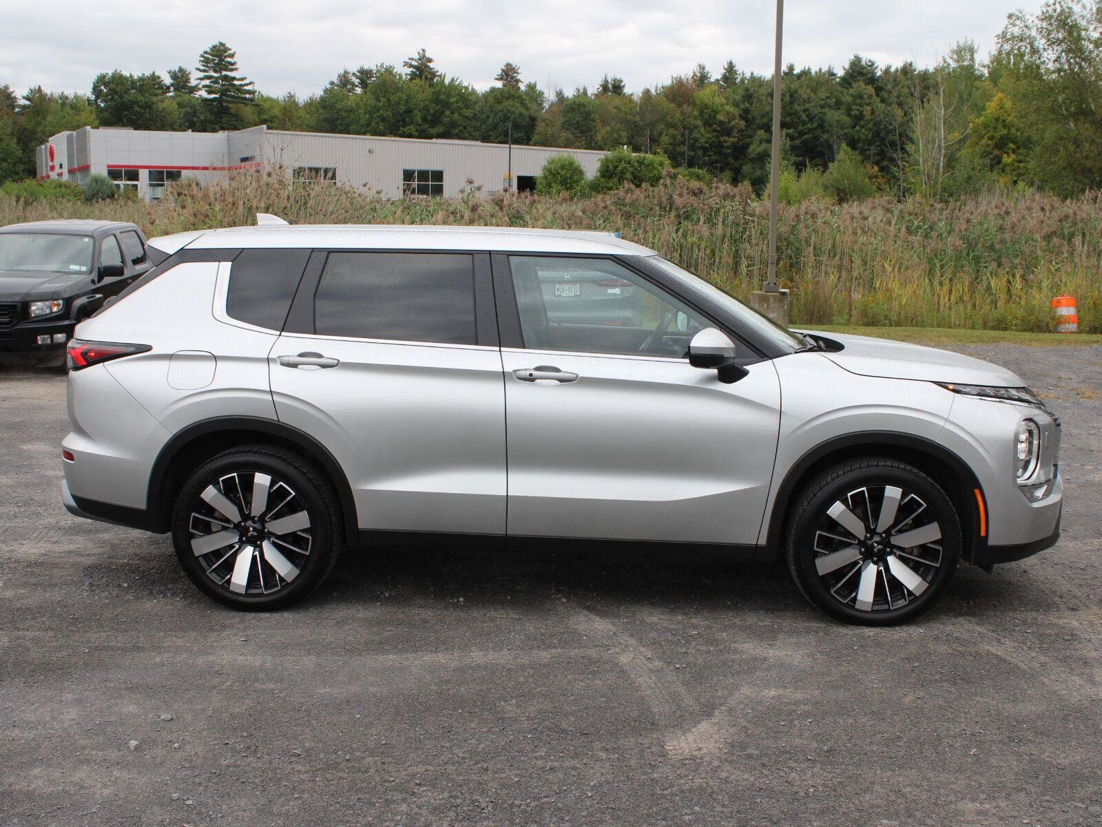 Used 2025 Mitsubishi Outlander SE AWD/4WD image 4