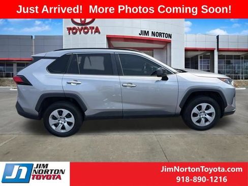 Used 2019 Toyota RAV4 LE FWD image 3