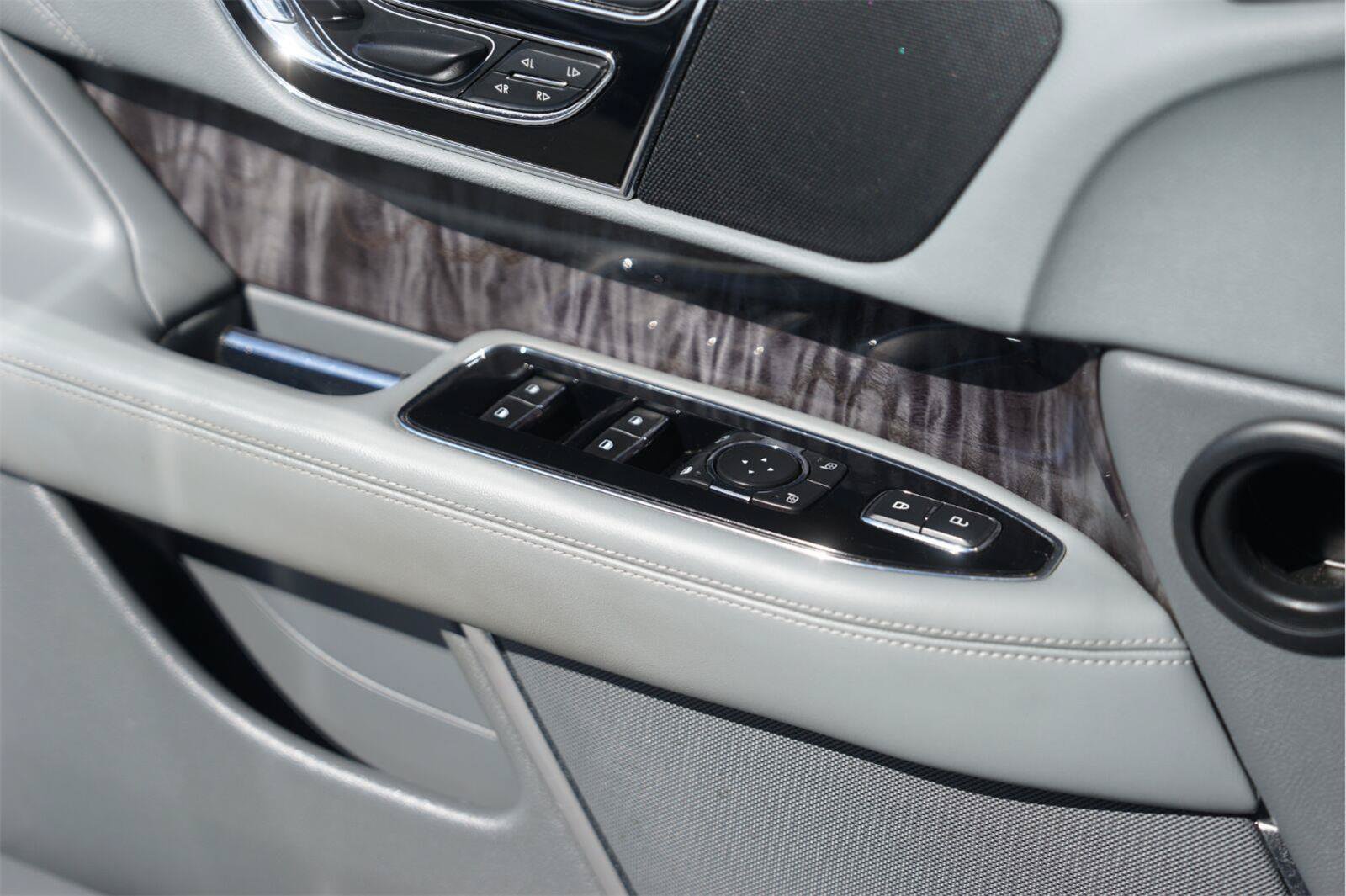 Used 2019 Lincoln Navigator L Select w/ Technology Package RWD image 32