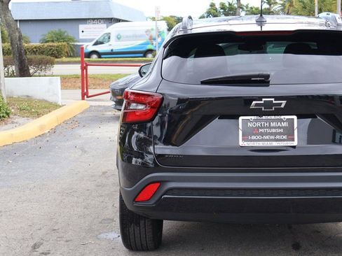 Used 2024 Chevrolet Trax RS w/ Sunroof Package FWD image 17