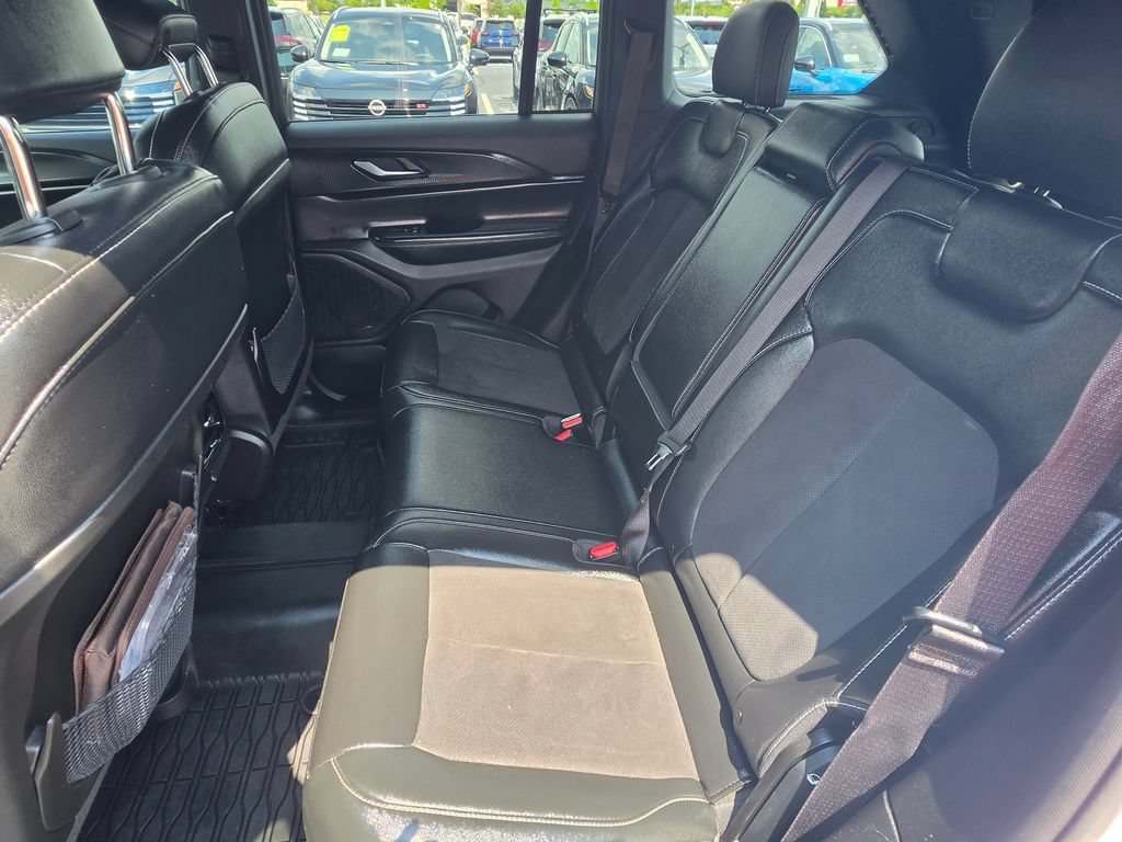 Used 2023 Jeep Grand Cherokee Altitude RWD image 14