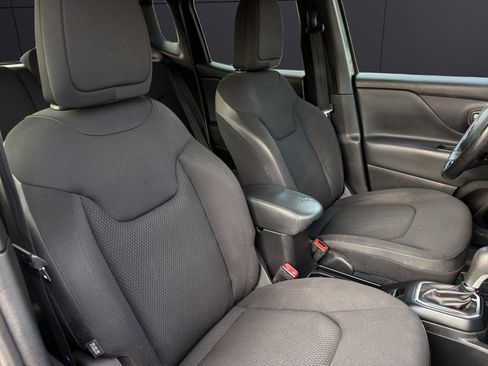 Used 2018 Jeep Renegade Altitude w/ Cold Weather Group FWD image 14