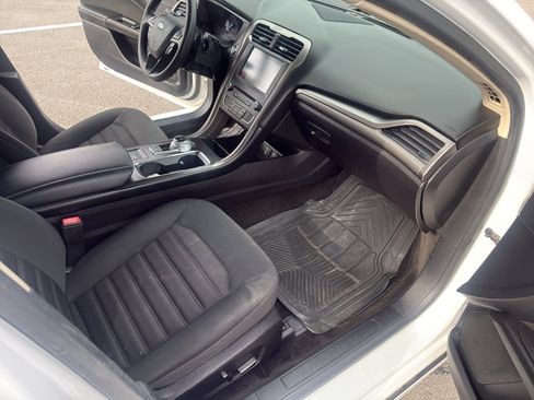 Used 2018 Ford Fusion SE w/ Fusion SE Technology Package FWD image 19