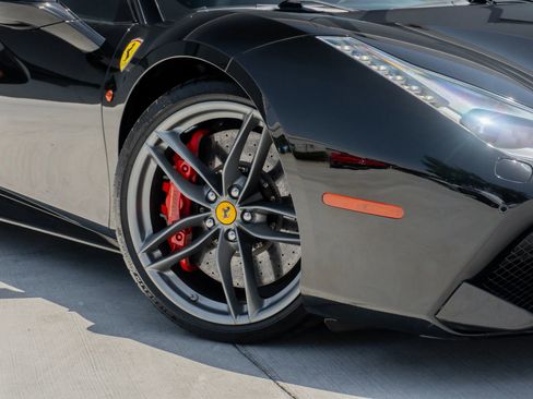 Used 2018 Ferrari 488 GTB RWD image 34