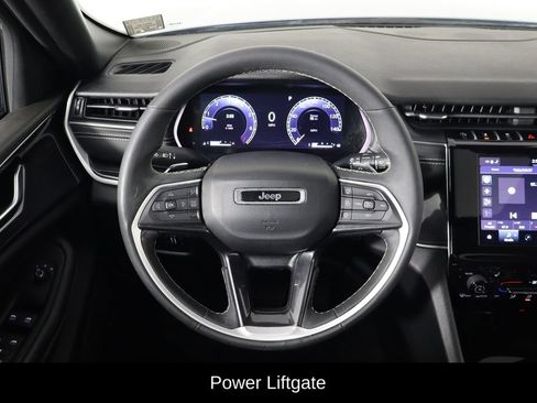 Used 2023 Jeep Grand Cherokee Altitude AWD/4WD image 7