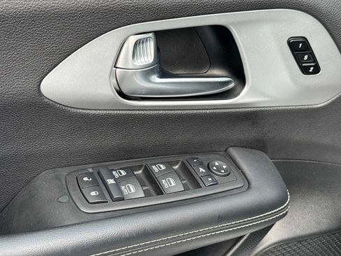 Used 2025 Chrysler Pacifica Limited FWD image 21