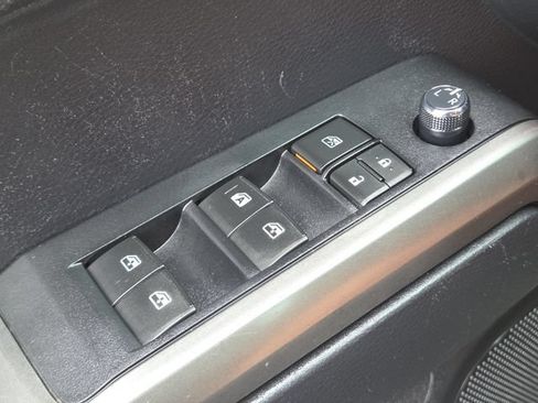 Used 2018 Toyota Tacoma SR5 AWD/4WD image 21