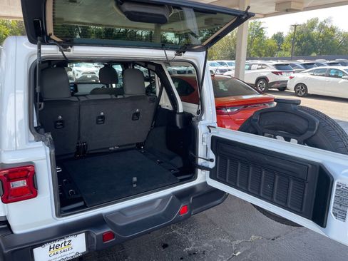 Used 2025 Jeep Wrangler Sahara image 30
