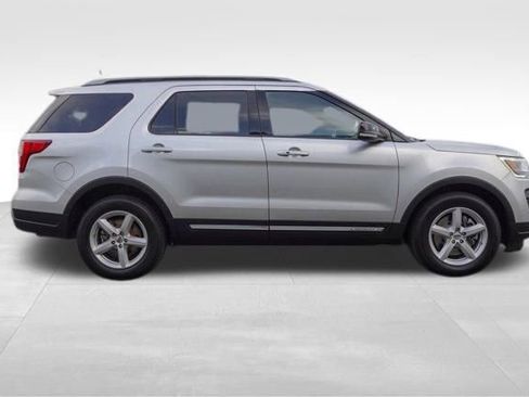 Used 2018 Ford Explorer XLT w/ Equipment Group 202A image 2