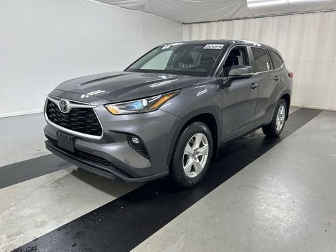 Used 2023 Toyota Highlander LE image 5