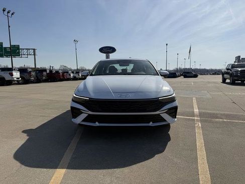 Used 2025 Hyundai Elantra SEL image 3