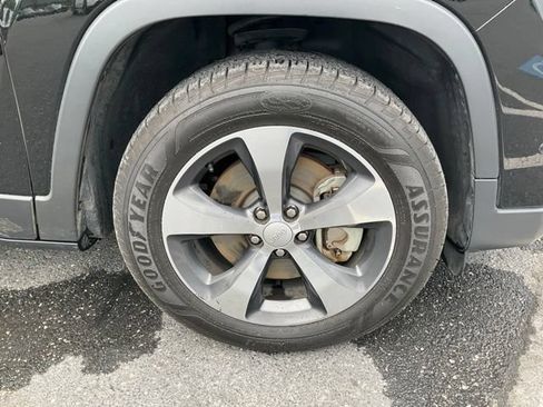 Used 2019 Jeep Cherokee Limited w/ Technology Group AWD/4WD image 9