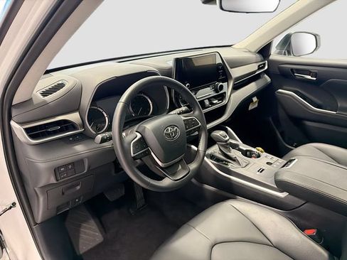 Certified 2025 Toyota Highlander XLE FWD image 8