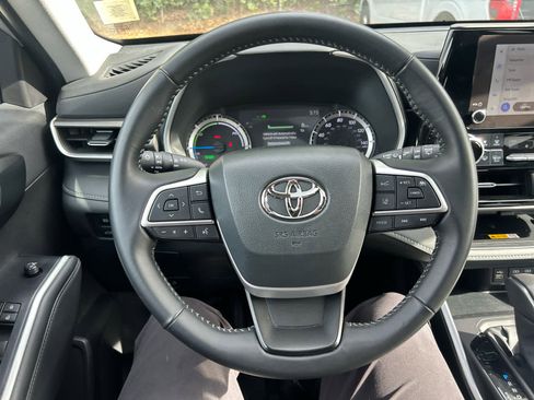 Used 2025 Toyota Highlander XLE image 13