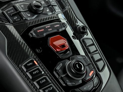 Used 2017 Lamborghini Aventador S image 38