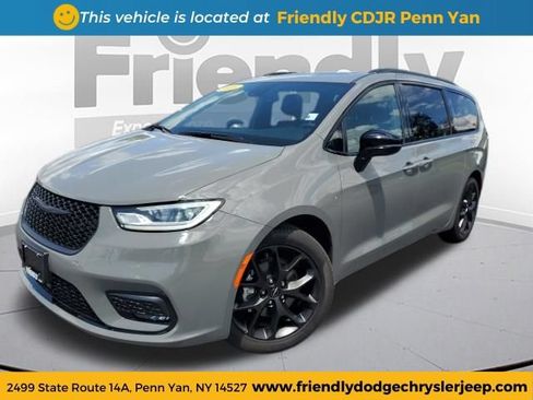 Used 2025 Chrysler Pacifica Limited FWD image 1