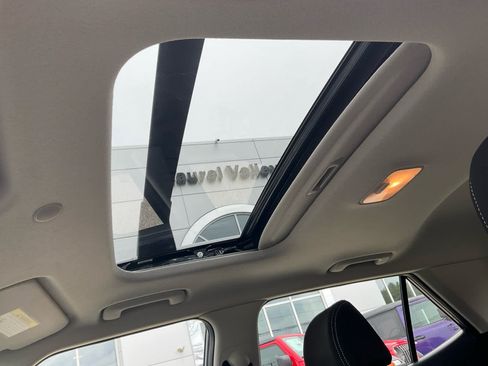 Used 2022 Hyundai Venue SEL FWD image 20