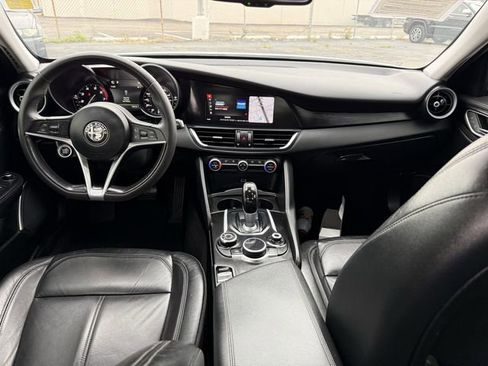 Used 2018 Alfa Romeo Giulia Base image 18