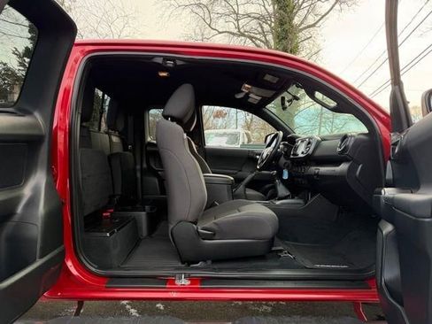 Used 2016 Toyota Tacoma TRD Sport w/ Towing Package image 13