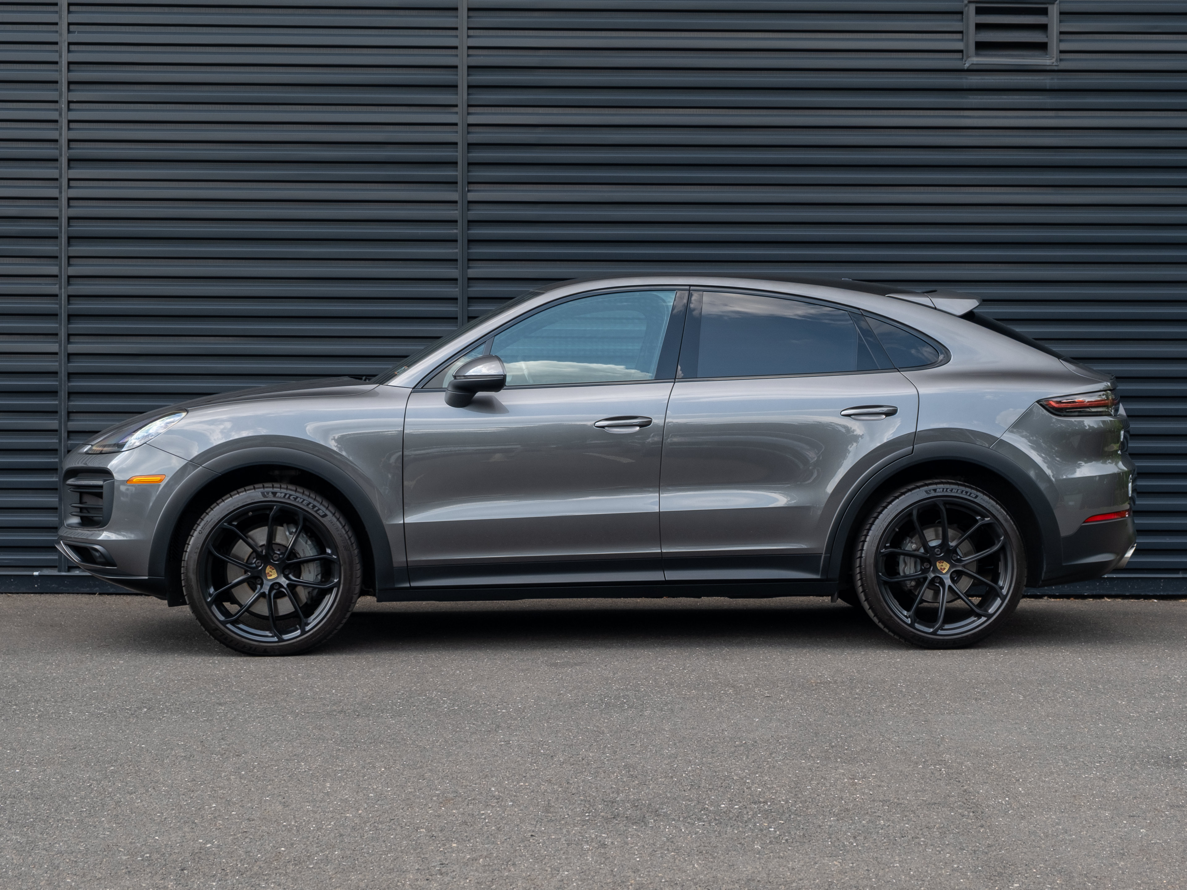 Certified 2022 Porsche Cayenne S AWD/4WD image 2