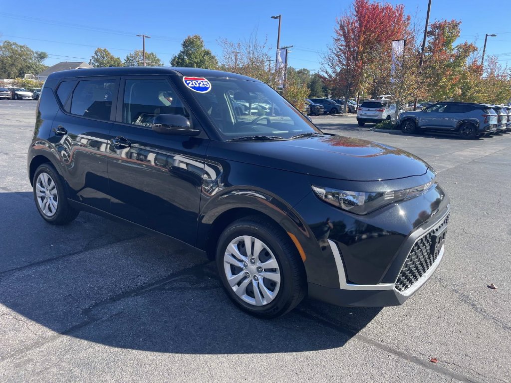 Used 2025 Kia Soul LX FWD image 9