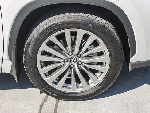 Certified 2025 Toyota Highlander Limited image 11