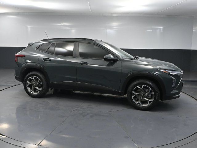 Used 2025 Chevrolet Trax LT w/ Driver Confidence Package FWD image 3