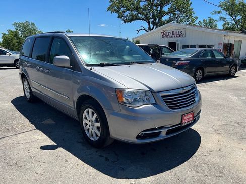 Used 2014 Chrysler Town & Country Touring FWD image 20