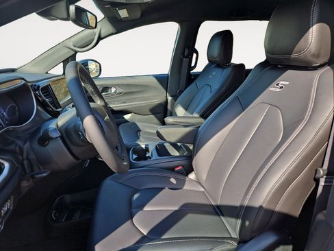 New 2026 Chrysler Pacifica Select w/ S Appearance Package FWD image 9