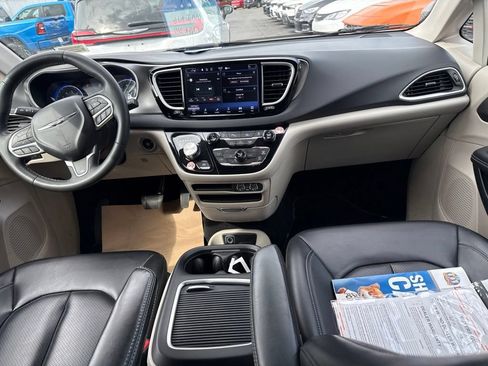 Used 2023 Chrysler Pacifica Touring-L FWD image 24