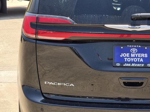 Used 2024 Chrysler Pacifica Touring-L FWD image 10