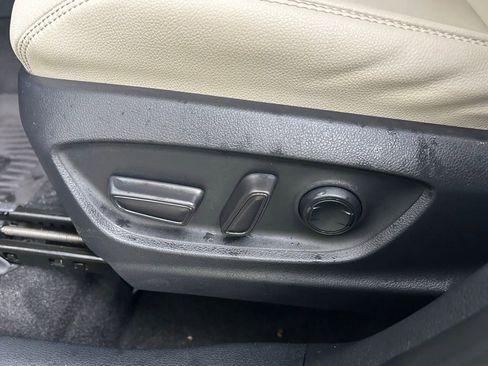 Used 2022 Toyota Corolla Cross XLE image 17