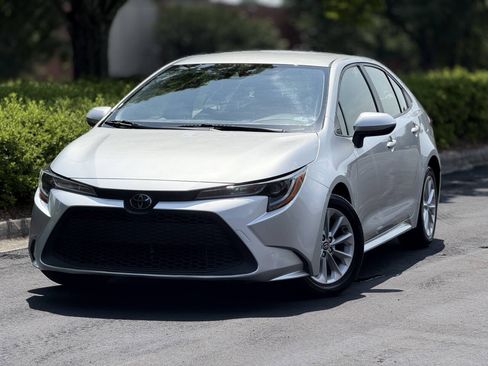 Used 2021 Toyota Corolla LE w/ LE Convenience Package FWD image 2