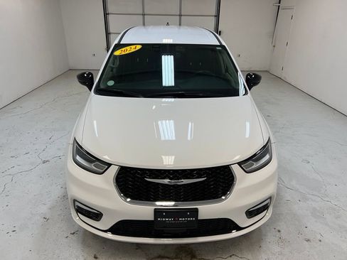 Used 2024 Chrysler Pacifica Touring-L FWD image 7