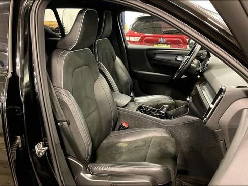 Used 2022 Volvo XC40 T5 R-Design image 7