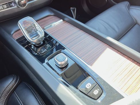 Certified 2023 Volvo XC60 B6 Ultimate w/ Climate Package image 22