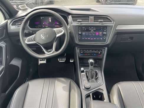 Used 2022 Volkswagen Tiguan SE R-Line image 13