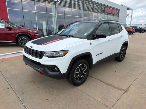 Used 2025 Jeep Compass Trailhawk AWD/4WD image 1
