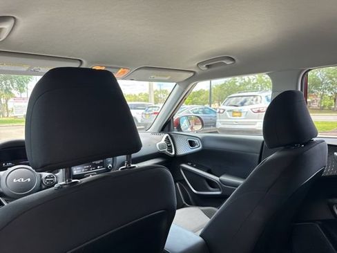 Used 2025 Kia Soul LX w/ LX Technology Package FWD image 19
