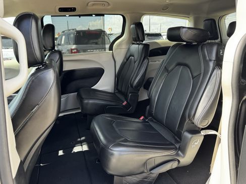 Used 2023 Chrysler Pacifica Touring-L FWD image 25