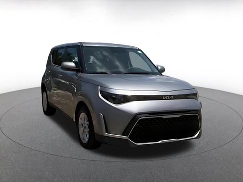 Used 2025 Kia Soul LX w/ LX Technology Package FWD image 2