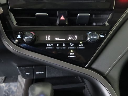 Used 2024 Toyota Camry SE w/ Cold Weather Package AWD/4WD image 17